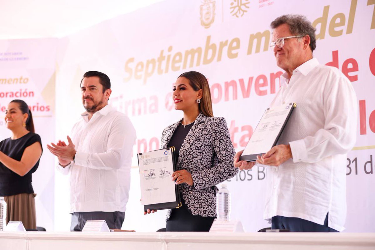EvelynSalgadoP's tweet photo. En un acto de amor 🫶 por nuestros adultos mayores, realizamos la firma de un convenio de colaboración ✍🏻 con el Colegio de Notarios del Estado de #Guerrero, para garantizar seguridad jurídica, certidumbre y confianza a las familias en el “Mes del Testamento”.  (1/2) https://t.co/LTh5WNQ77r