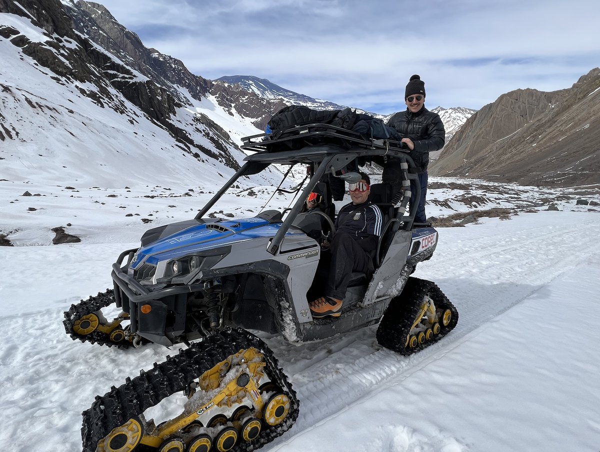 SuizaChile's tweet photo. El equipo del Swiss Business Hub de la Embajada🇨🇭 estuvo en el Cajón del Maipo para visitar a #NILUS, una empresa 🇨🇱 cuyo objetivo es rehabilitar los ecosistemas precordilleranos implementando “glaciares artificiales” que podrían servir para proteger el medio alpino suizo. https://t.co/4xcTJ51Jvf