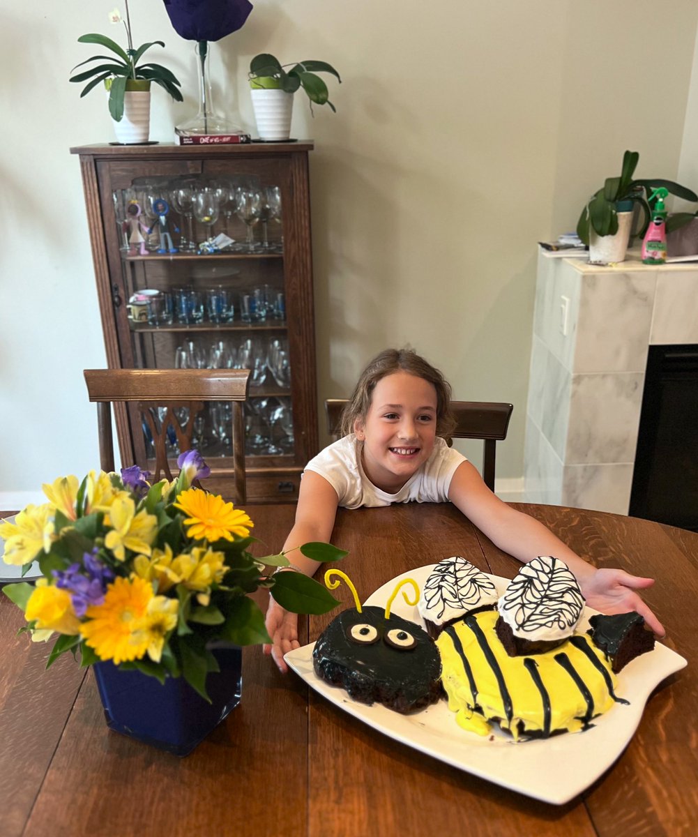 Fortunate to get the bouquet at Humber’s annual President’s Breakfast today. Paired well with this bee cake created by @SHunter_22 at our daughter’s 8th birthday party tonight! @HumberArb will appreciate the environmental sustainability theme! #HumberTogether #bees #pollinators