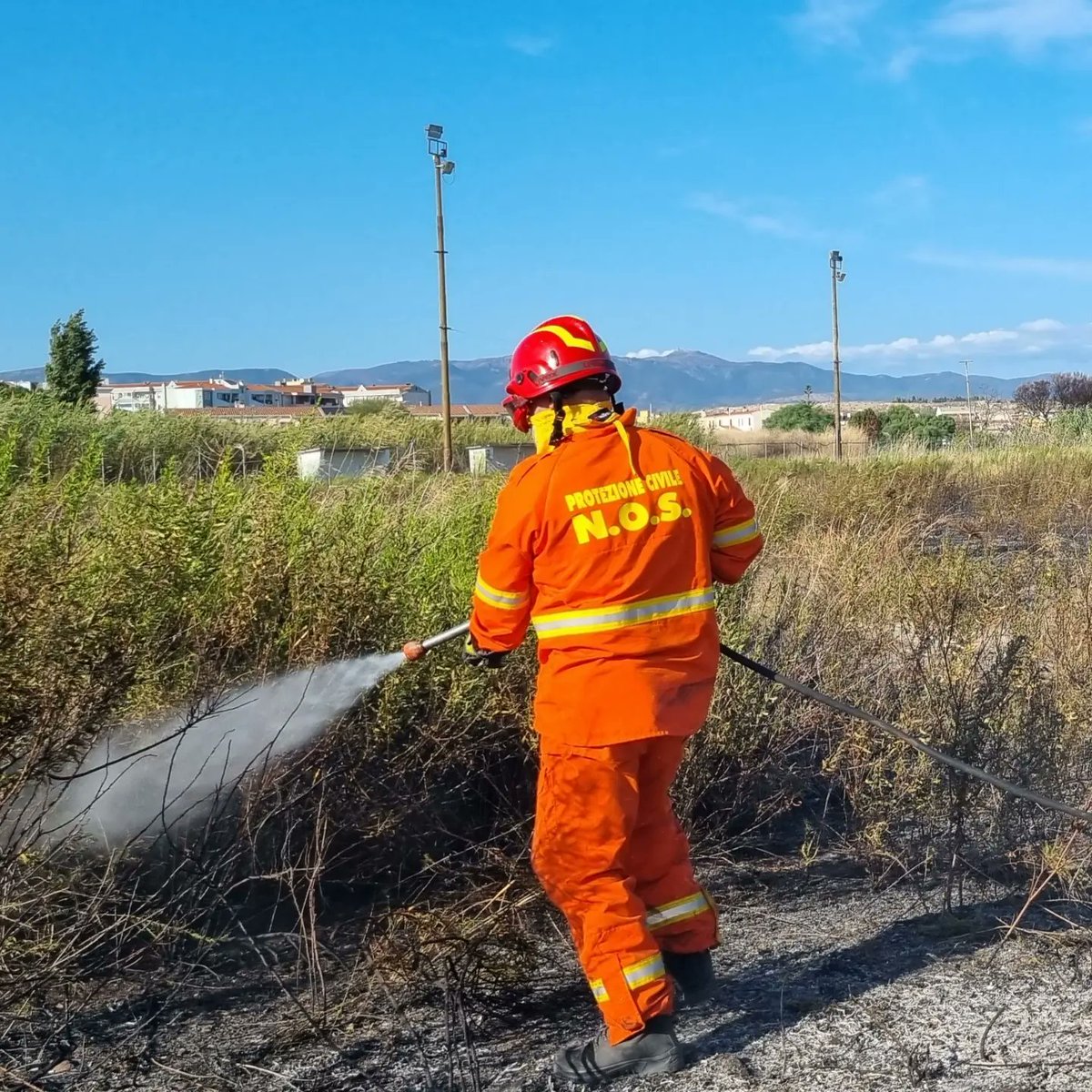 NOSquartu's tweet photo. 31.08.2023 incendio guidato da vento di maestrale nel Parco del Molentargius agro di Quartu Sant'Elena.
Intervengono 2 squadre del #nos_quartu coordinate dal #cfva
Sul posto anche i VVF e altre ODV.
#AIB2023
#incendiboschivi
#volontariato
#quartusantelena https://t.co/mUgdYquTa7