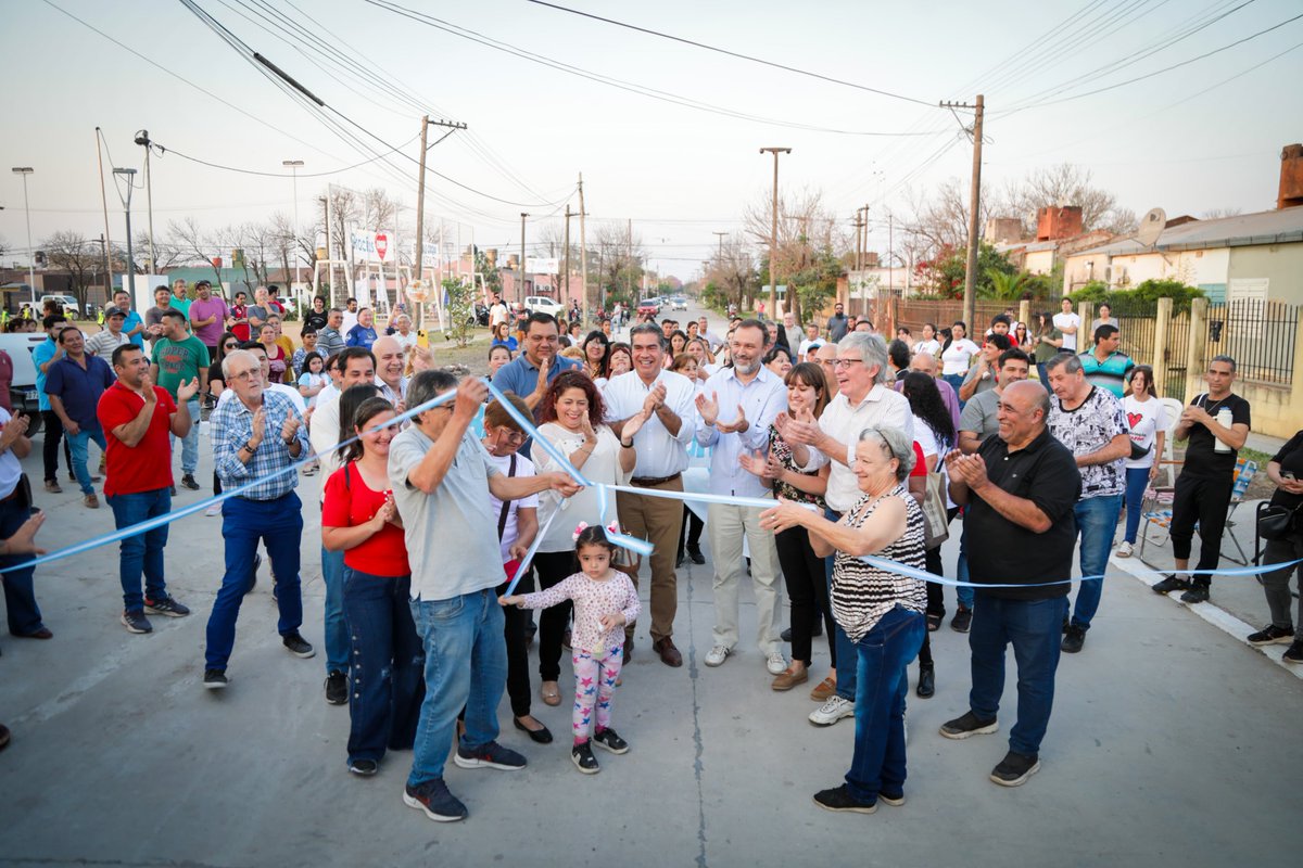 jmcapitanich's tweet photo. En Puerto Tirol entregamos tarjetas del programa Mejor Techo, Mejor Vida para que más familias puedan refaccionar sus viviendas, e inauguramos nuevas cuadras de pavimento garantizando más conectividad y más seguridad para la comunidad. https://t.co/rpZlsBw6hr