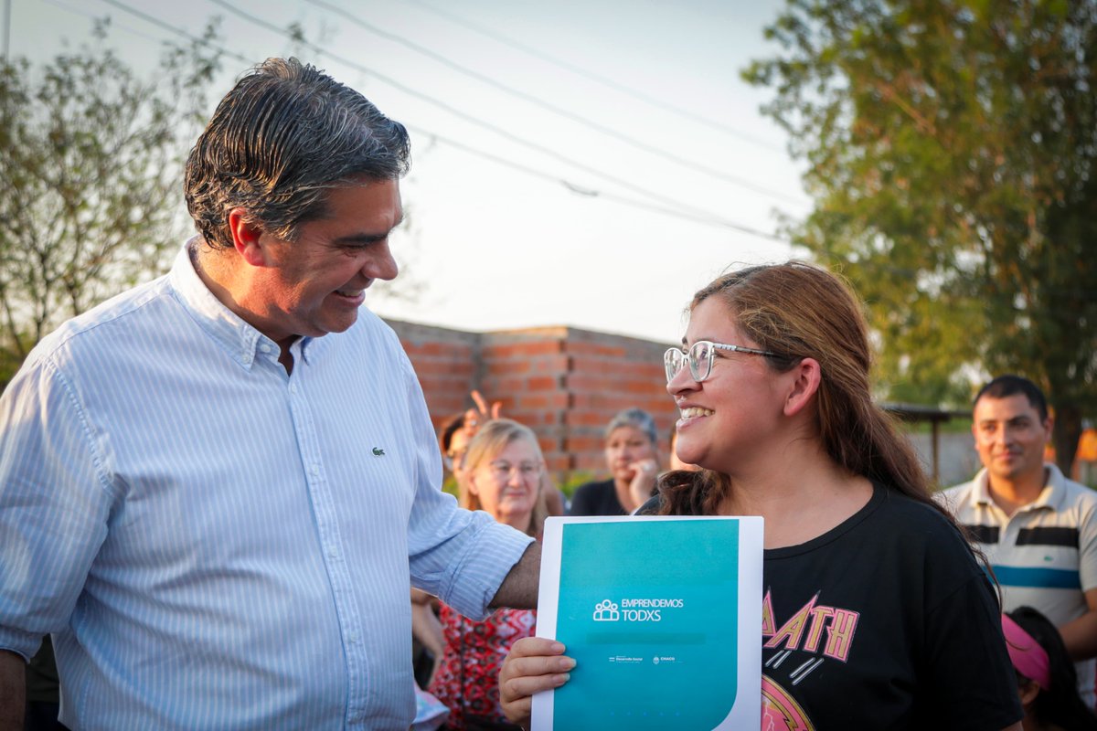 En Puerto Tirol entregamos tarjetas del programa Mejor Techo, Mejor Vida para que más familias puedan refaccionar sus viviendas, e inauguramos nuevas cuadras de pavimento garantizando más conectividad y más seguridad para la comunidad.