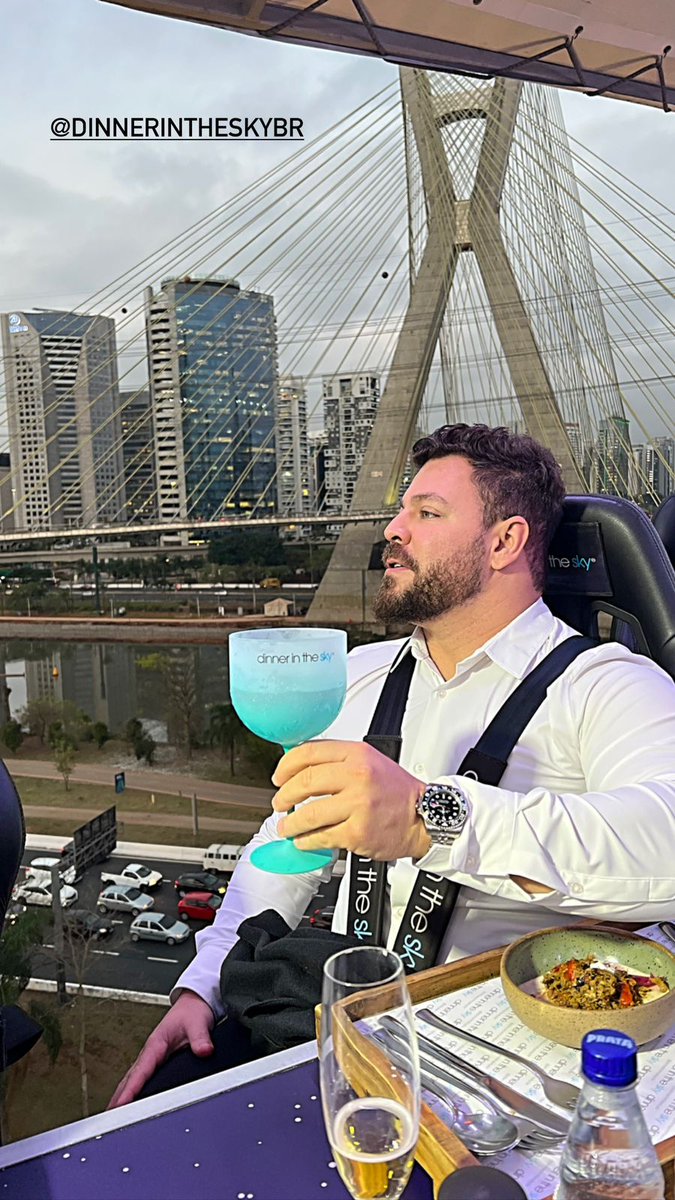 valzaoreis's tweet photo. O #tbt de hoje é desta experiência incrível, o Dinner in The Sky. Foi uma das coisas mais diferentes que fiz na vida, um jantar a 50 metros de altura!

E o melhor de tudo: com uma vista maravilhosa. Vocês acham que eu aproveitei muito ou não, galera?

Beijo grande! https://t.co/lBIyiH80tn