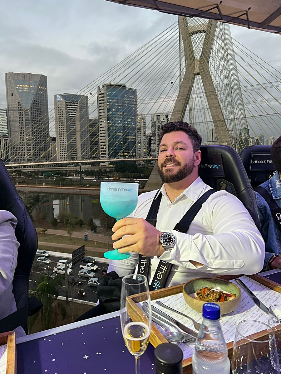 valzaoreis's tweet photo. O #tbt de hoje é desta experiência incrível, o Dinner in The Sky. Foi uma das coisas mais diferentes que fiz na vida, um jantar a 50 metros de altura!

E o melhor de tudo: com uma vista maravilhosa. Vocês acham que eu aproveitei muito ou não, galera?

Beijo grande! https://t.co/lBIyiH80tn