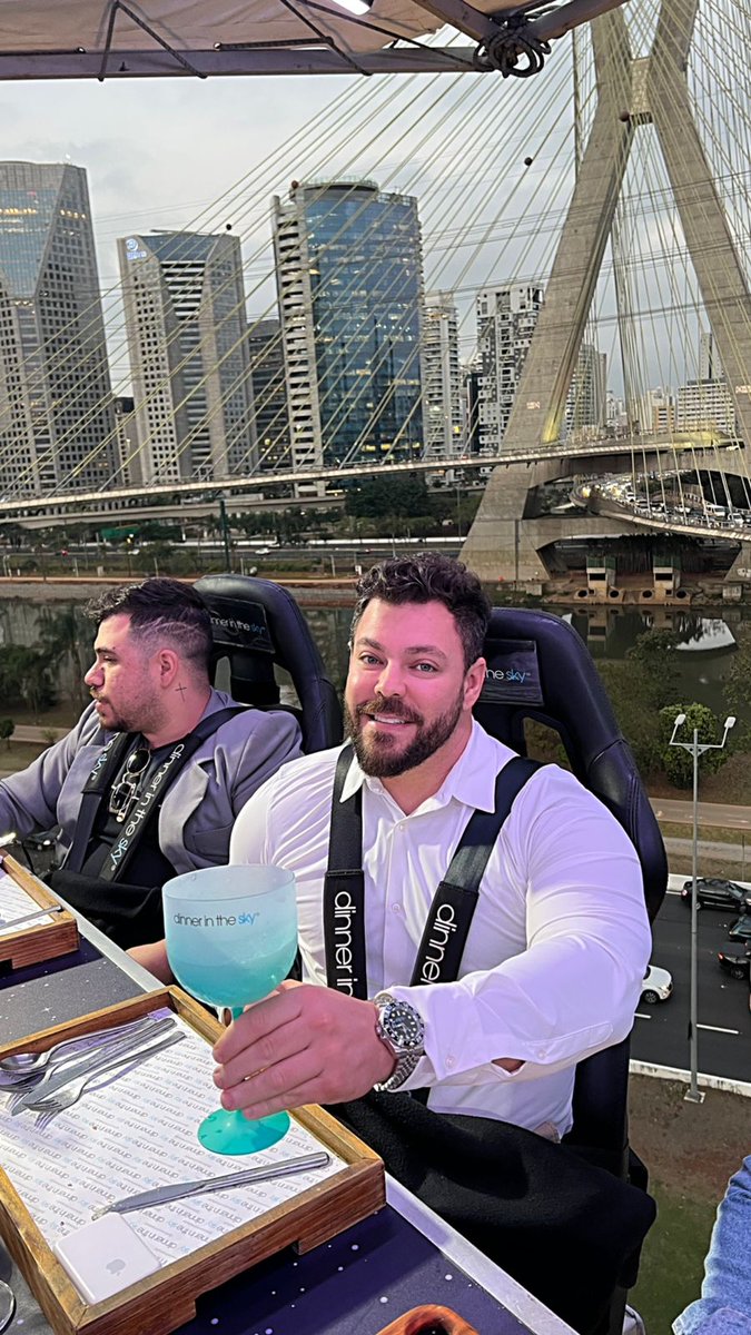 valzaoreis's tweet photo. O #tbt de hoje é desta experiência incrível, o Dinner in The Sky. Foi uma das coisas mais diferentes que fiz na vida, um jantar a 50 metros de altura!

E o melhor de tudo: com uma vista maravilhosa. Vocês acham que eu aproveitei muito ou não, galera?

Beijo grande! https://t.co/lBIyiH80tn