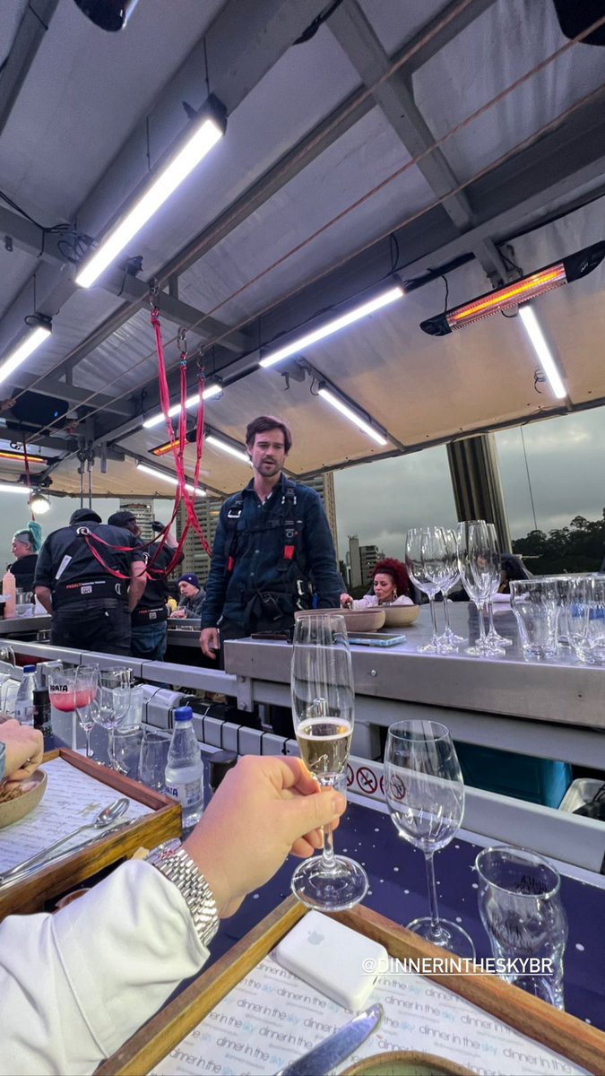valzaoreis's tweet photo. O #tbt de hoje é desta experiência incrível, o Dinner in The Sky. Foi uma das coisas mais diferentes que fiz na vida, um jantar a 50 metros de altura!

E o melhor de tudo: com uma vista maravilhosa. Vocês acham que eu aproveitei muito ou não, galera?

Beijo grande! https://t.co/lBIyiH80tn