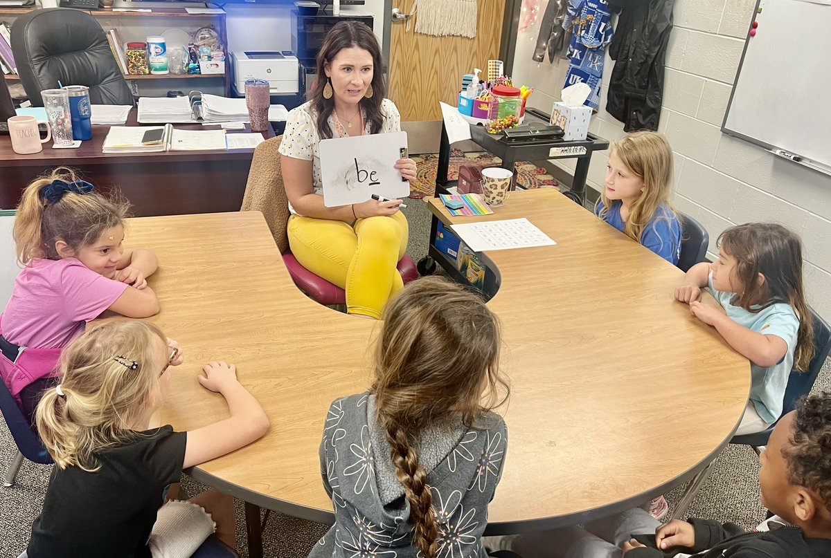 CarlenaSheeran's tweet photo. Literacy processes being implemented &amp; used daily by 1st grade students at Vine Grove Elementary School!👫🏽 ￼￼Taking the skill back to text is raising the bar for proficient reading! 🙌🏼 #HCSBetterTogether #READING #IMSE #RoadToProficiency 
@IMSEOG https://t.co/FAhKtG9xS1