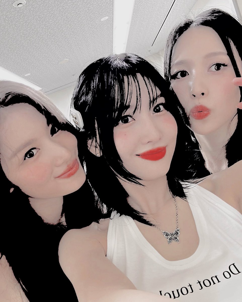 weeons's tweet photo. ㅤ 

     𖥻做moguri৫ⲙ꧔blσƍჲ
ઠᥢઠﾑᴥ़đaɪlɣ❨🎐❩up२d⍺ɬᦸ
bu kızların şarkısı 50 milyo
n izlenmeye ulaştı!! once h
er seferinde bizi şaşırtmayı
başarıyor!! iyi olmayacağın
ı düşünen herkese selam!❤️
 frᦅm១weeonsᴥ़septᜣ01

ㅤ https://t.co/uBbCLt6ZO4