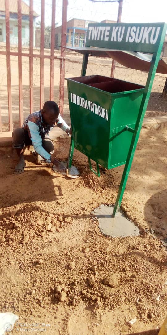 MwogoBugesera's tweet photo. Mu gukomeza kwita ku isuku , mu murenge wa @MwogoBugesera ahahurira abantu benshi hasizwe Pubelle nini yo gukusanyirizwamo imyanda.
#Gira isuku
#ihere kuri jye https://t.co/QlMz8BY6GL