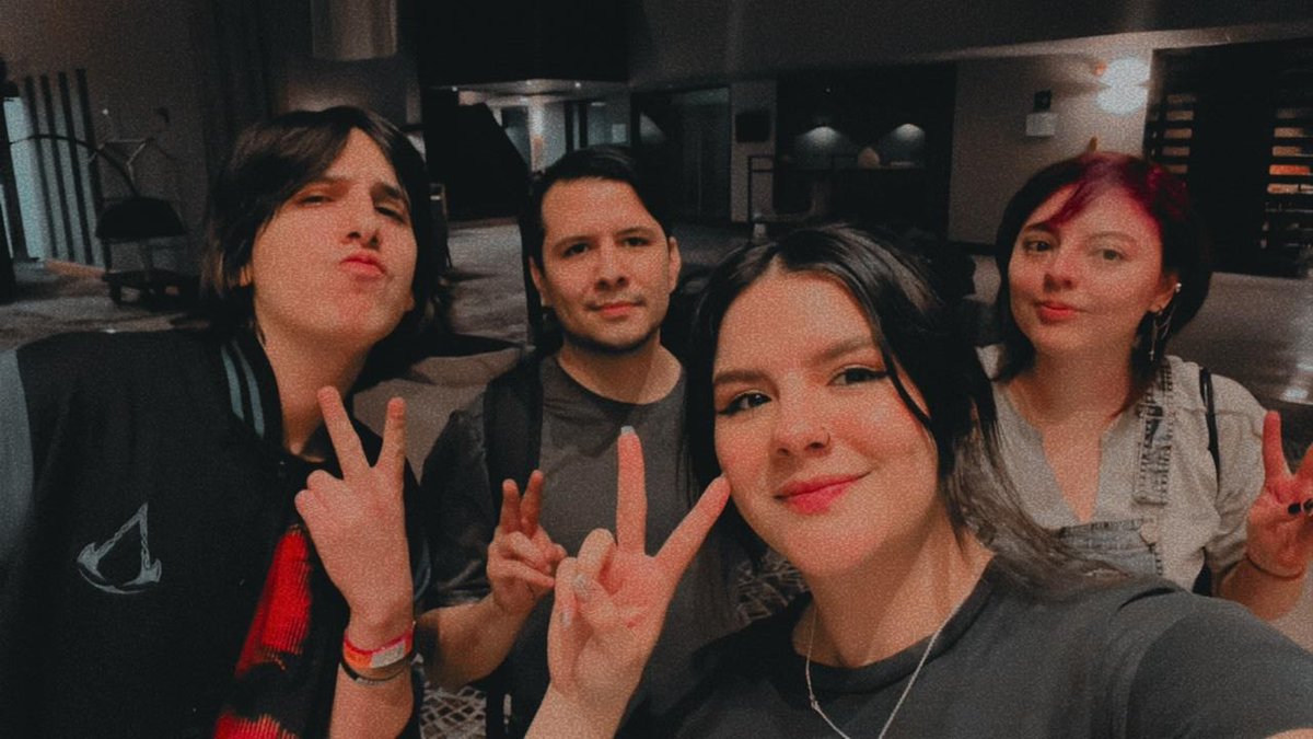 Obviioo's tweet photo. Fotito de recuerdo con una de mis mejores amigas, mi hermana y mi cuñado en CDMX después de los eventos Gamergy y Fórmula GG 👍
#beli_k_i #obviio #maffyrocha #maferrocha #missasinfonia #gamergy #formulagg #formulagglatam https://t.co/niJ2f1Lo5h