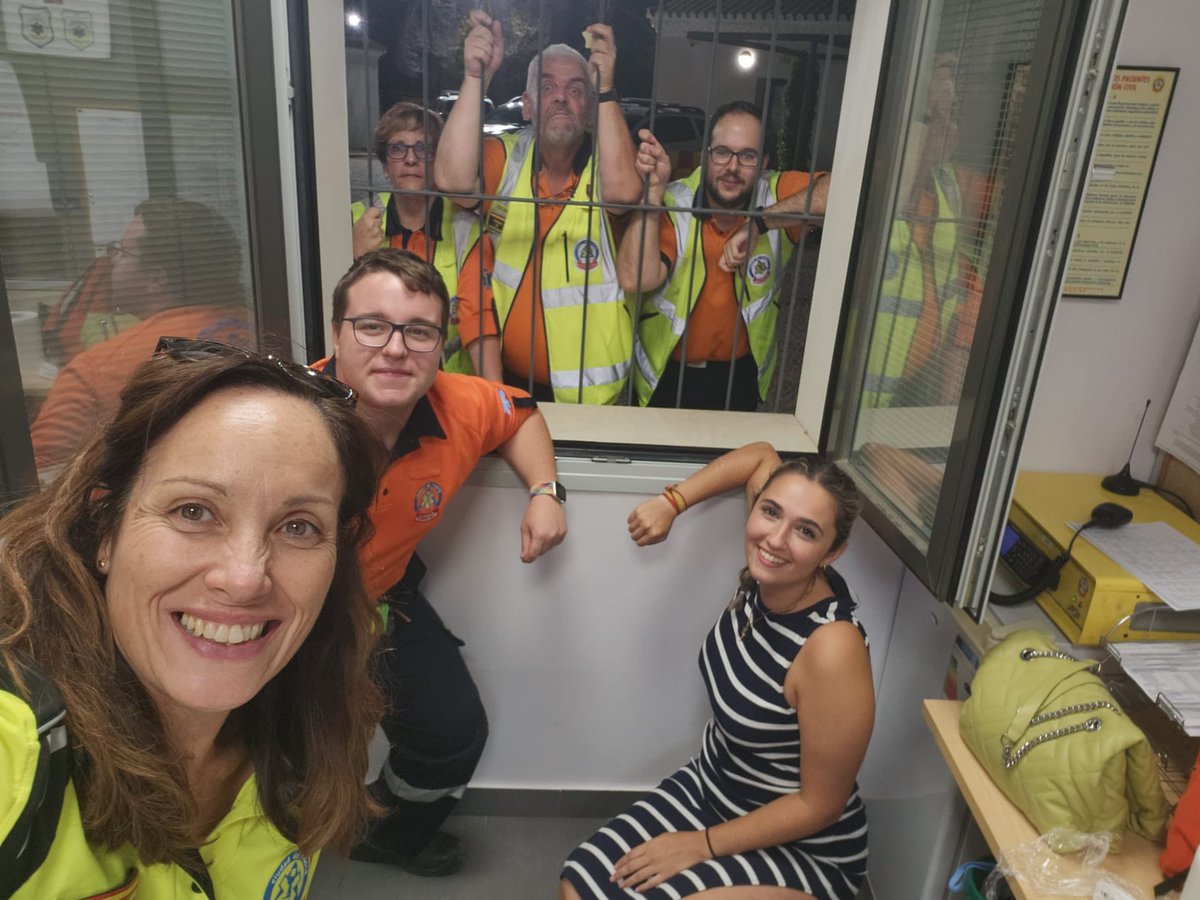 dani_gonro's tweet photo. Una guardia cualquiera. Pero de estas de las que sales con el corazón muy llenito 🧡. 

GRACIAS, EQUIPO! ✌️ @FeitalCris @imerino_ 

#SAMUR #TES https://t.co/4csm28jBW7