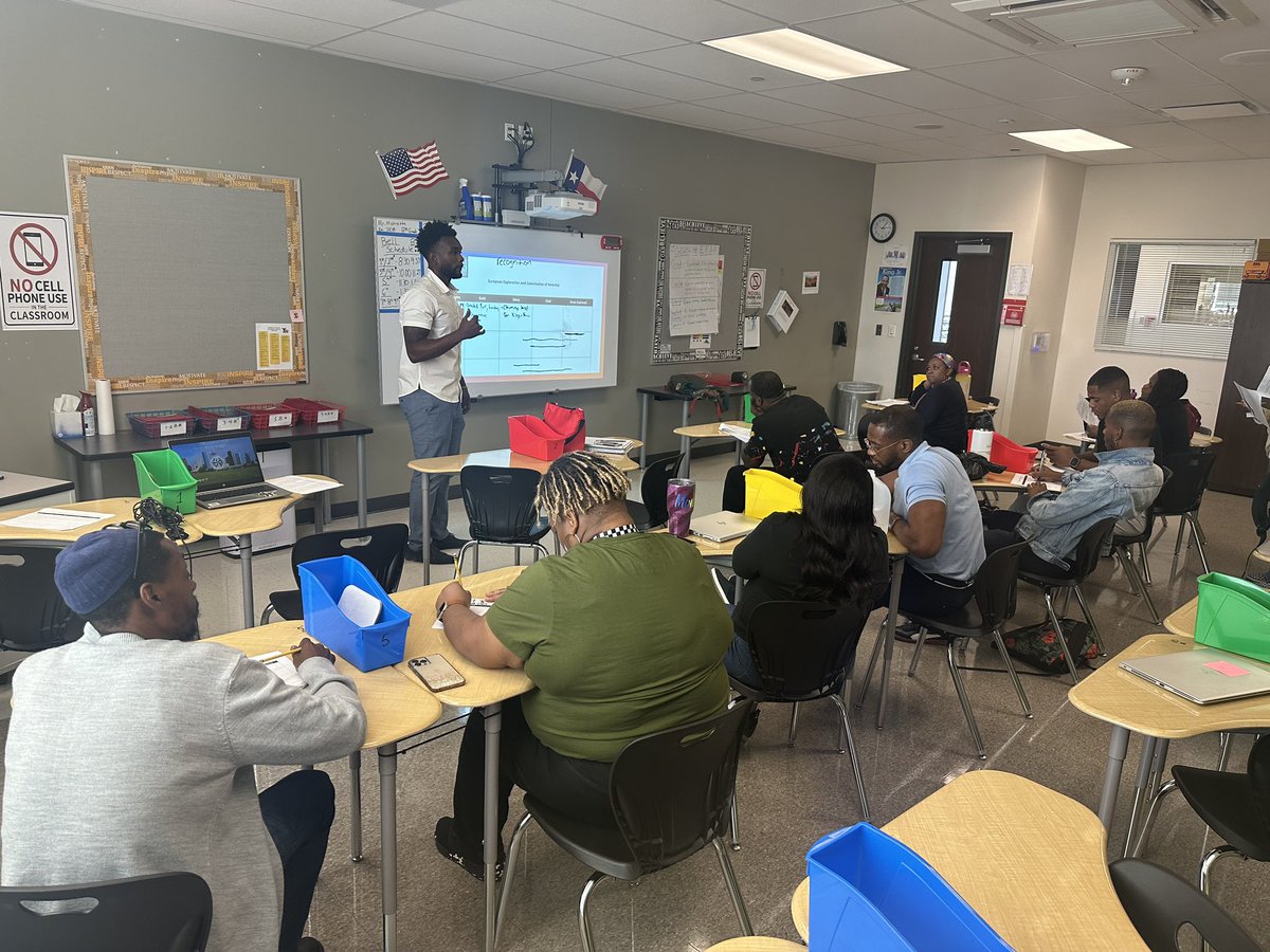 LawsonTexans's tweet photo. Demo Day in SS with Skills Coach Mr. Speight and Teacher Apprentice Ms. Adeoti. They are teaching God, Gold, and Glory. #PlayingToWin🏀⛹🏽🏀⛹🏾‍♀️ @ManigoDarrell @MsLigeA https://t.co/jvrUHUPuzB