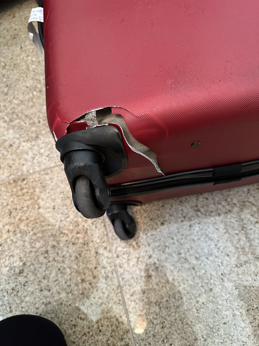 svperdoc's tweet photo. A @CopaAirlines quebrou toda minha mala, mas quando ligo para eles para resolver, pedem para preencher um formulário que não existe no site. Será que vou precisar recorrer à justiça? A mala está inutilizável.
Detalhe: estou em uma viagem internacional! https://t.co/kBxYxchHBx