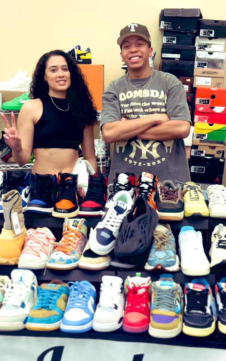 Bmoorelikeme85's tweet photo. My little brothers shoe game is ridiculous! #myplug https://t.co/hl34llPnMI