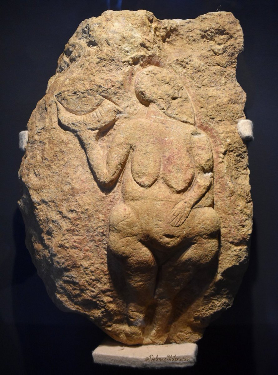 -¡Hola! Soy la #Venus de Laussel. También soy conocida como la Dama del Cuerno porque tengo uno de bisonte en la mano. Estoy esculpida en caliza. Dicen que puedo tener unos 25.000 años. Me encontraron en #Marquay. Puedes verme expuesta en el Museo de Aquitania, en #Burdeos (🇫🇷).