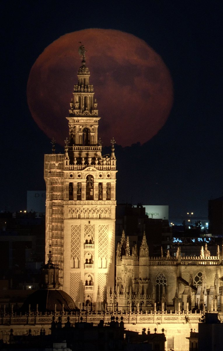 Sevilla es mentira, no es una ciudad…#SuperLuna #SuperLunaAzul #SevillaHoy