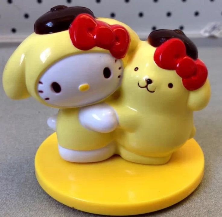 sanriodaily's tweet photo. hello kitty and pompompurin 💫 https://t.co/yLZ5hDDlfM