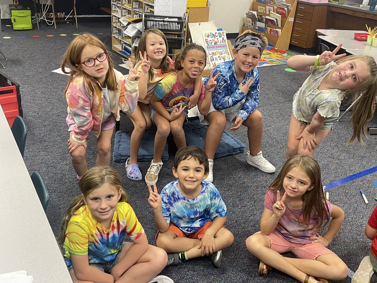 Tye Dye fun in 1st Grade today.  Peace out friends!!! ✌️✌️✌️✌️#WeareEddins #LegacyLife #eddinselem <a href="/EddinsElem/">Eddins Elementary</a>