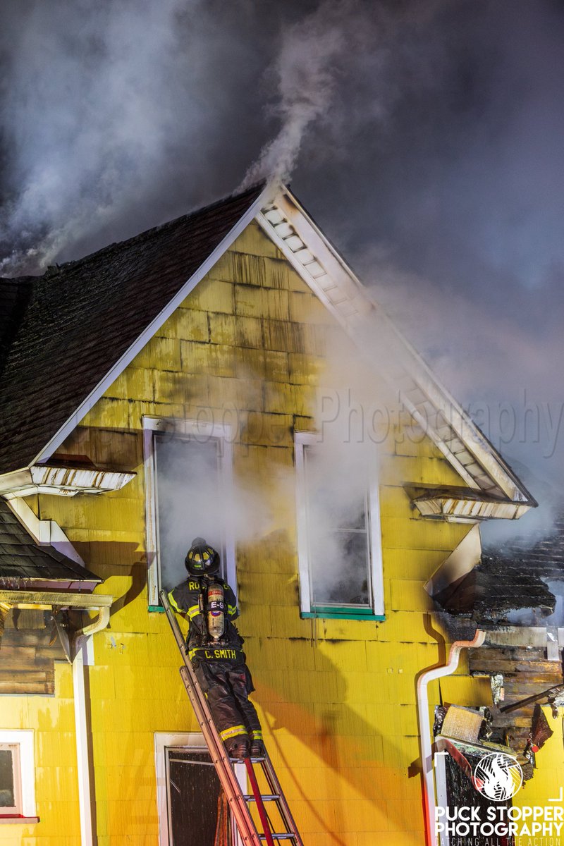 PSPhoto1's tweet photo. Early this morning Rochester firefighters worked a second alarm house fire on Wilkins St. See more at https://t.co/FGHQtZgDa1.
#Roc #RochesterFire #RochesterFireDepartment #RochesterFD #MonroeCounty #MonroeCountyNY #MonroeCountyNewYork #WorkingFire #StructureFire #BoxAlarm https://t.co/O7nDVV1Ttf