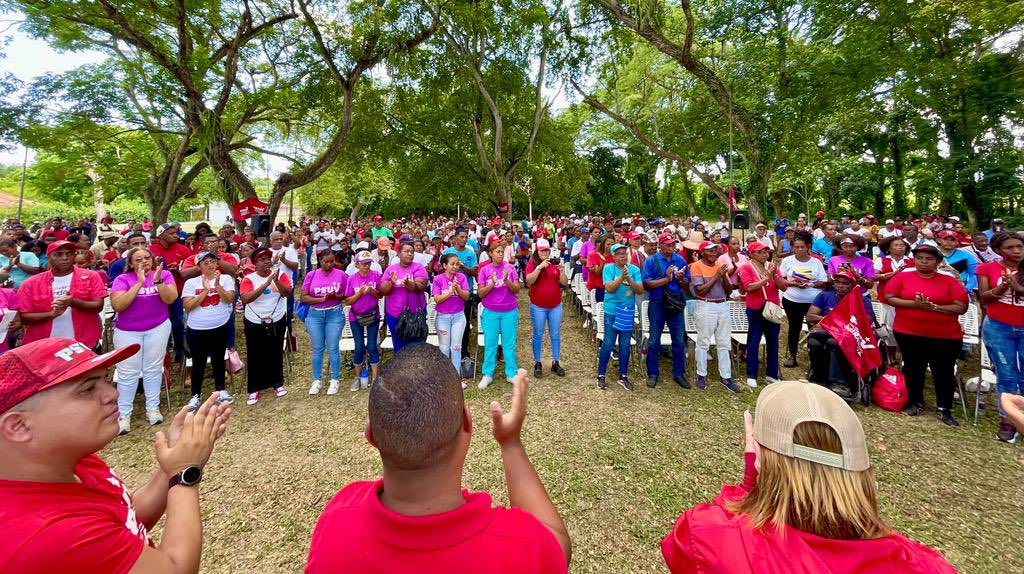 genkerve_psuv's tweet photo. Extraordinario encuentro con nuestras estructuras en San José de Barlovento, Municipio Andrés Bello. Los líderes y lideresas de las Bases del @PartidoPSUV #Miranda nos organizamos para la Victoria con @NicolasMaduro 

¡Organizar, unir y sumar!

#TrabajoEnEquipo https://t.co/ds9bz8Oj9E