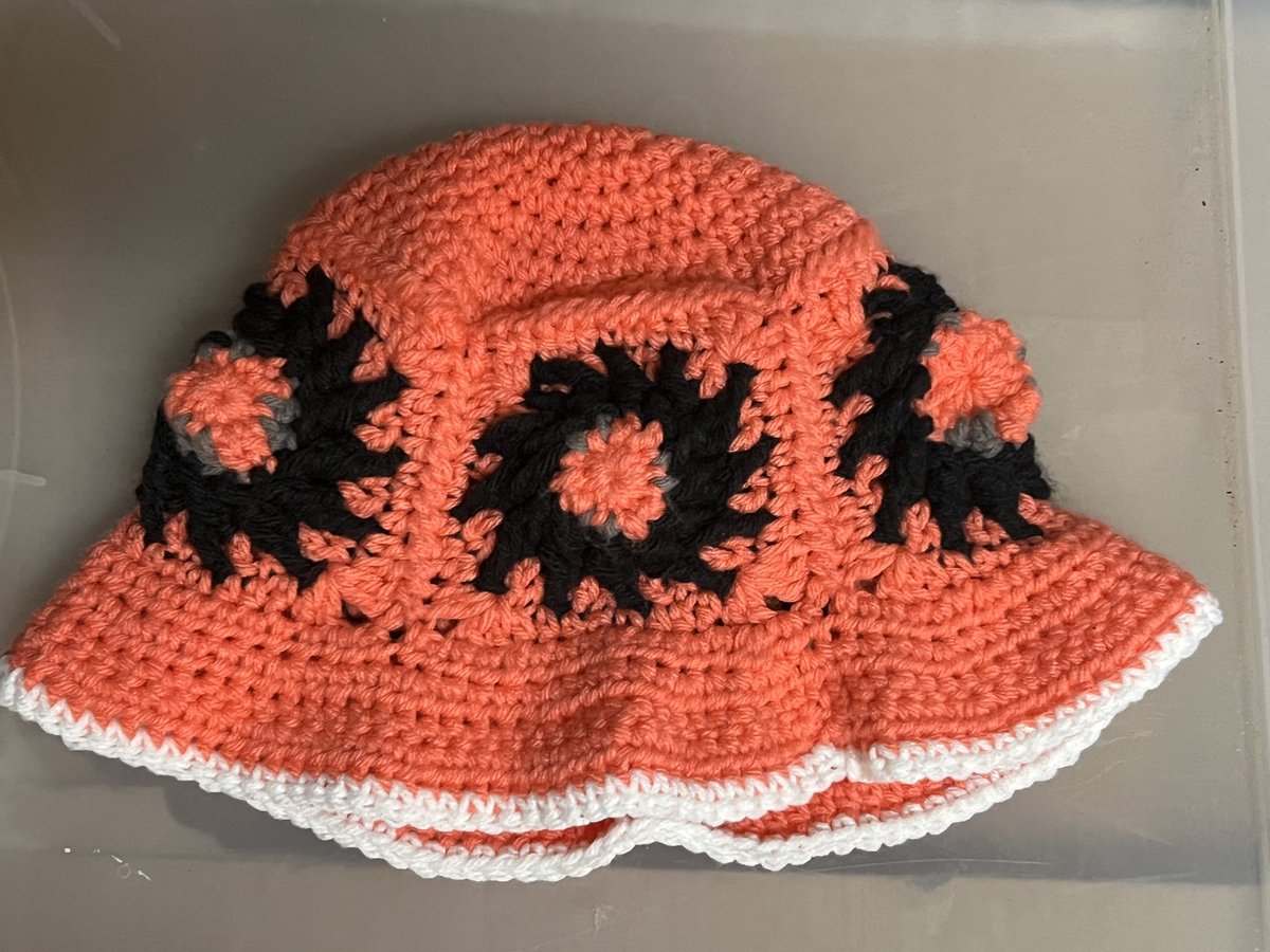 RustyyHeart's tweet image. Aaaa I finished it in time for the update😩 First time working with granny squares (I hate them), first time working with a bucket hat (I hate them). Super scuffed but accurate enough for me.
