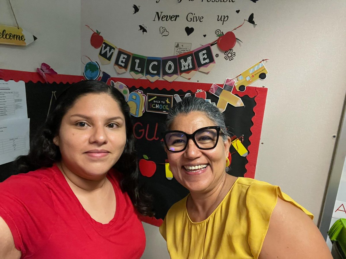 First month of school has been completed‼️🙂 @AliefISD Everything has been much easier with the help of Ms Guzman, our teacher aide😍 From volunteering @Alexander_AISD to the classroom in @AliefPreK  #growingleaders #lighthouseschools @TheLeaderinMe