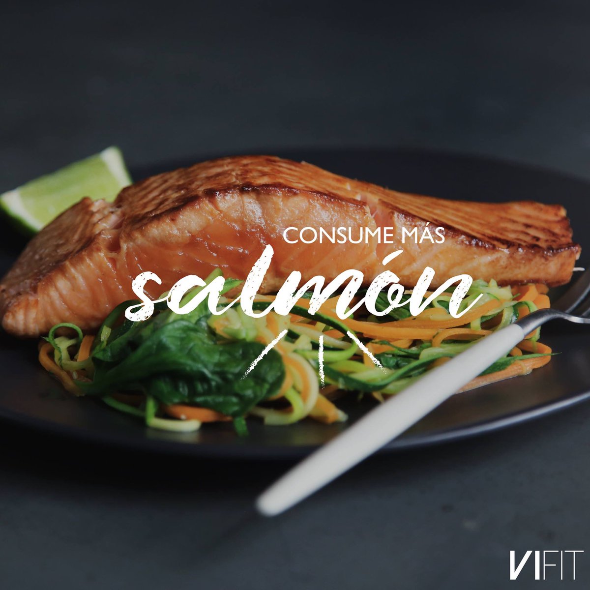 El salmón además de tener un gran sabor y ser muy nutritivo; está catalogado como uno de los alimentos más saludables, ricos en proteínas y ácidos grasos esenciales, es una gran fuente de vitaminas: B12, B6, niacina y minerales como el selenio, magnesio, calcio y Omega 3.