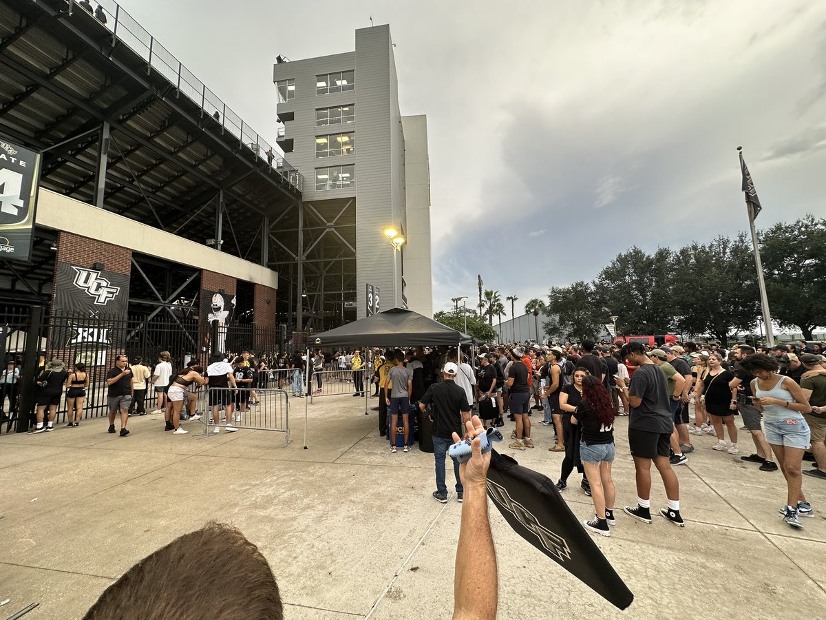#UCF shuts gates, refuses to let anyone in after kickoff, including season ticket holders. #ChargeOn ???