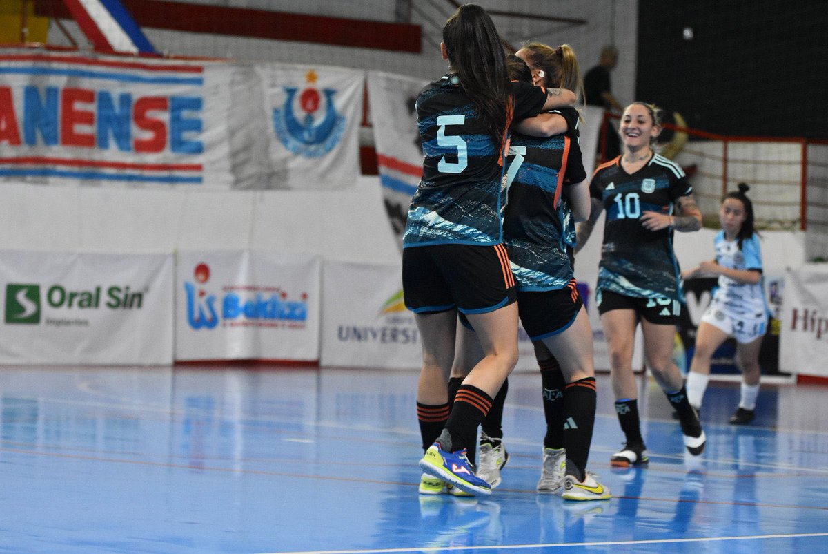 adostoquesfut's tweet photo. 🆕 La Selección #Argentina 🇦🇷 Femenina venció 3-1 a #Celemaster 🇧🇷 en el segundo amistoso de la gira por #Brasil 

⚽️ Silvina “Peque” Nava y Sofía “Tana” Florentin con un doblete, marcaron los goles del equipo conducido por Nicolás Noriega. 

📸 @Argentina 

#VamosArgentina https://t.co/VYgGMHb3Yb