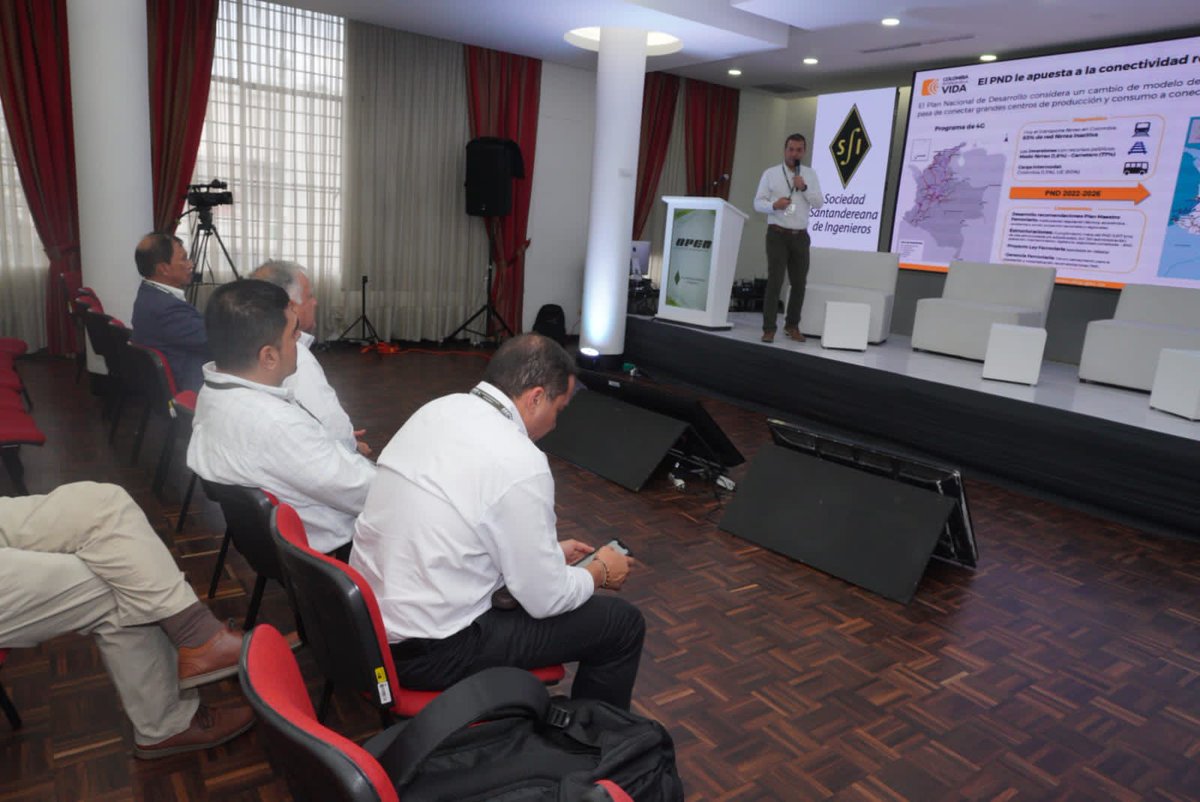 IngenierosSSI's tweet photo. 🚄🌱 Desde el #OpenInternacional de Ingeniería, el Admr. Nicolás Rincón Munar del @DNP_Colombia, explorando el Plan Nacional de Desarrollo y su enfoque en la reactivación ferroviaria. ¡Un viaje hacia un futuro más sostenible sobre rieles! 🎓🔧 #DesarrolloSostenible https://t.co/NxIKCX9JJY