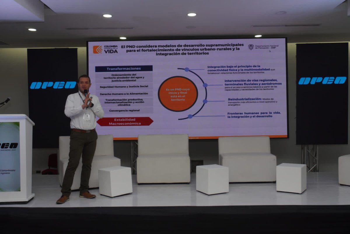 IngenierosSSI's tweet photo. 🚄🌱 Desde el #OpenInternacional de Ingeniería, el Admr. Nicolás Rincón Munar del @DNP_Colombia, explorando el Plan Nacional de Desarrollo y su enfoque en la reactivación ferroviaria. ¡Un viaje hacia un futuro más sostenible sobre rieles! 🎓🔧 #DesarrolloSostenible https://t.co/NxIKCX9JJY