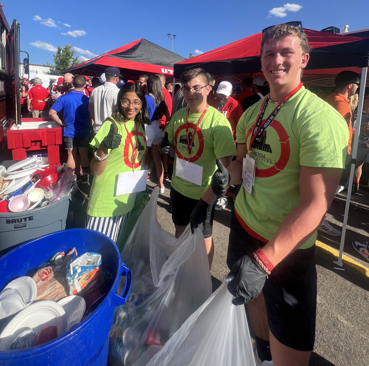 UUtah's tweet photo. The @sustainableuofu Recycle Rice-Eccles crew are the real heroes. ♻️🙏 https://t.co/bGhfWuBGbN