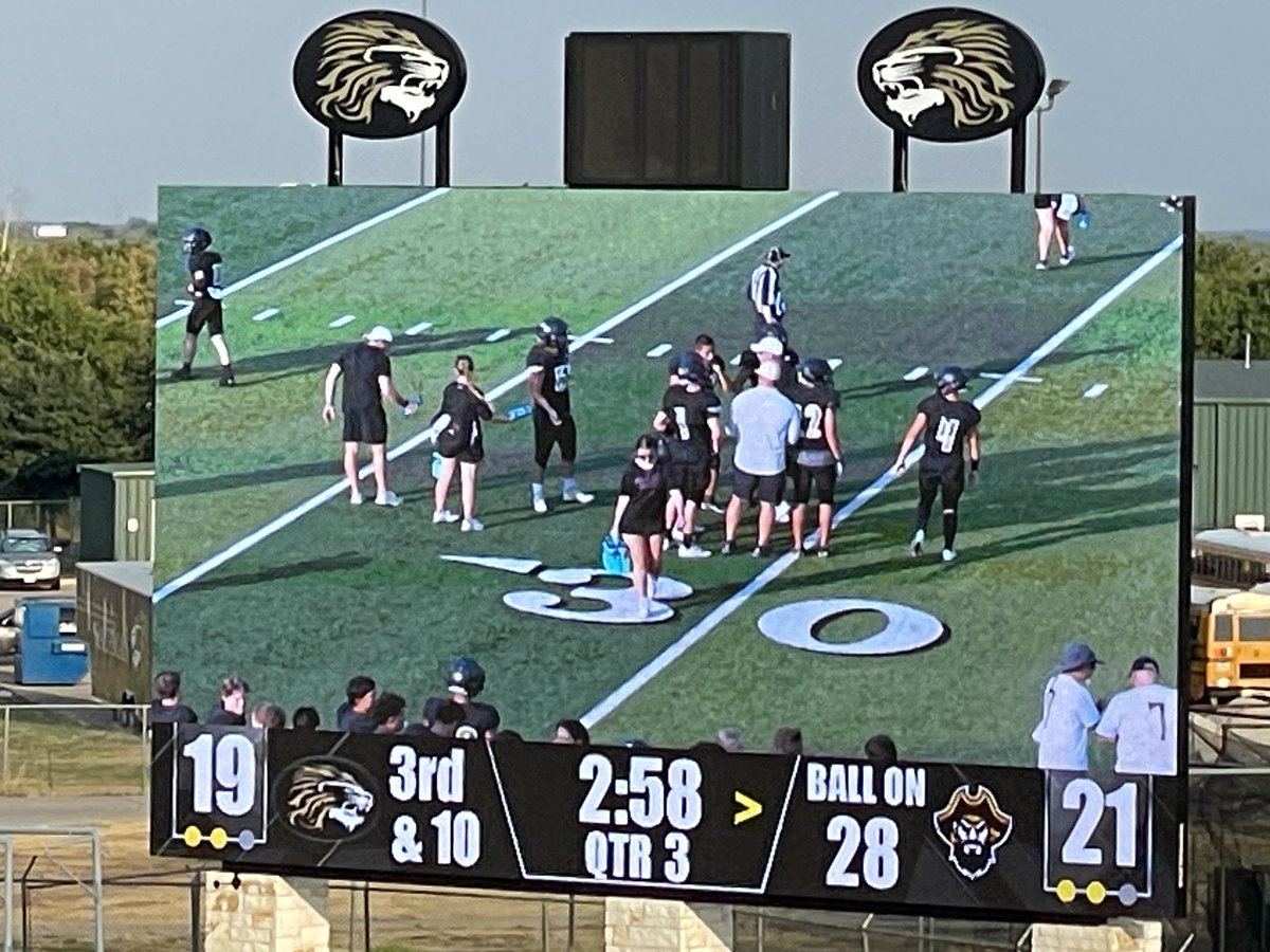 MarisaSolomon47's tweet photo. Thursday night lights with the film crew, and the big board. Fun surprise visit by Dr. Garcia. Students got to show off their skills!! #BeTheDifference @CoachAVTech @KaufmanISD https://t.co/r4zQAC0sf9