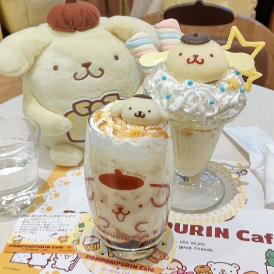 Esses dias fui no café do pompompurin com meu amor :)