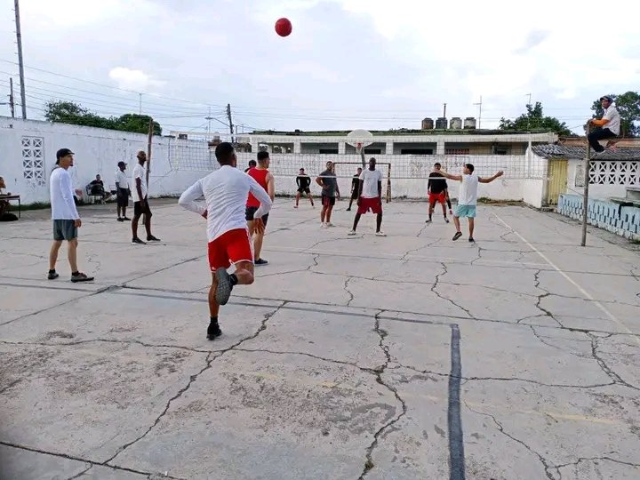 Comenzó la fiesta del Voleibol en las Olimpiadas del Deporte en Jagüey Grande enfrentándose los equipos de Los Campeones frente a Los Valientes .
#deportejaguey
#JagueyEnVictoria
#VeranoConAmor2023
#asambleamunicipaljagueygrande