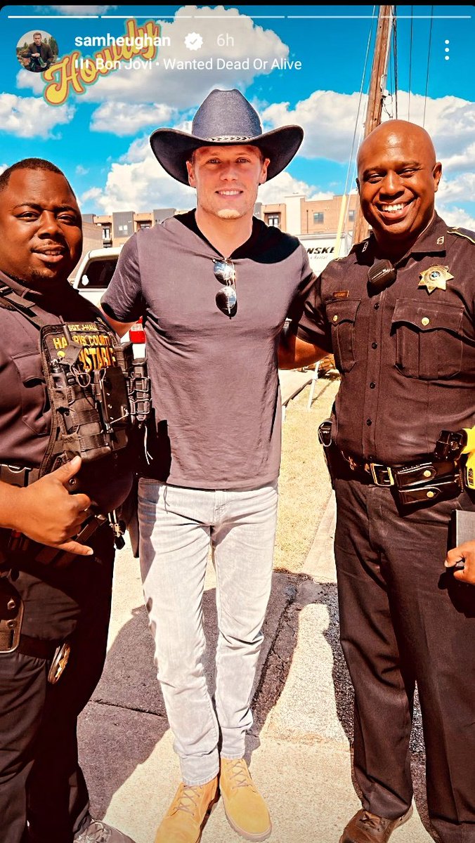 peekaboo_jen's tweet photo. I wonder if the officers said to Sam, 
"You are safe."
"You have our names and badges, and if necessary, the protection of our bodies as well."
"Those women willna lay inappropriate hands on ye, while we live."

I mean, that would have been funny.

#outlander
#SamHeughan https://t.co/CixMeg0idN