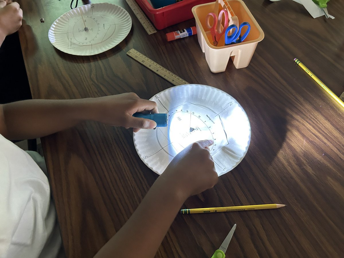 mrsishamscience's tweet photo. 5th grade is learning that the sun is not moving, but that the Earth is always spinning. We talked about shadows and how they change throughout the day. We made sun dials to explore this further. #sciencerules https://t.co/jVDrHLegzS