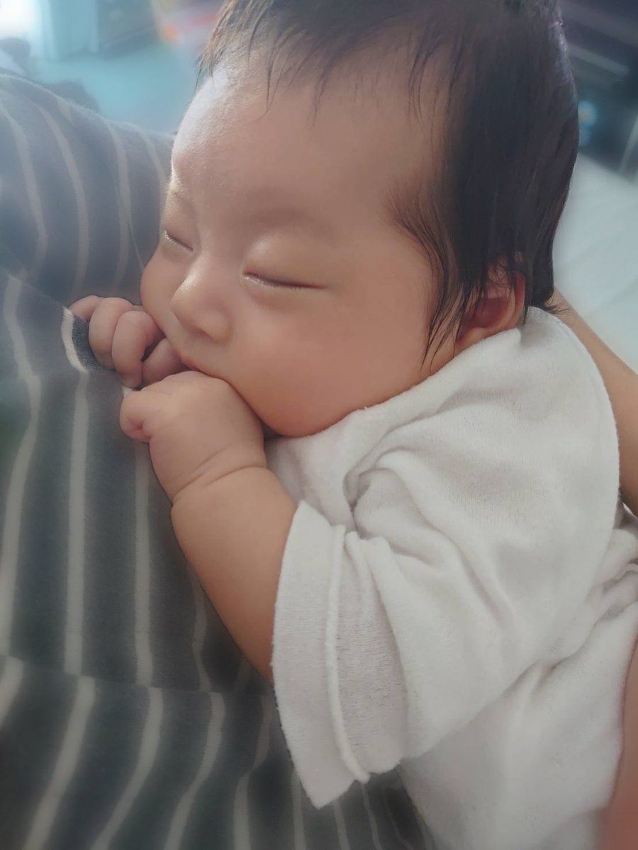 早くも9月に…もう夏終わるんだな〜😌
眠り猫のようで縁起が良かったので♪
いいことありそ♪笑
9月もどうぞ宜しくお願いします💓

懸賞仲間募集中☝️
無言フォロー大歓迎👍