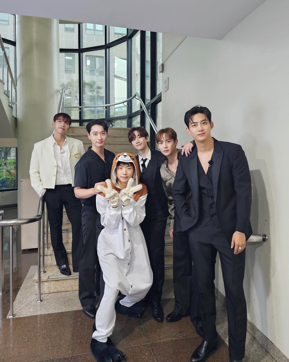 2PM_Mexico's tweet photo. [2PM Real Instagram] 

"La aparición de 2PM, en un famoso programa de entretenimiento en KBS2 Beat Coinෆ⸒⸒

#DisfruteATusOjos✨ #Disfrutalo🤣
@hk_coin
#Tupiemstagram" 

https://t.co/VAGwbuXmsn https://t.co/agh3bQzbKU