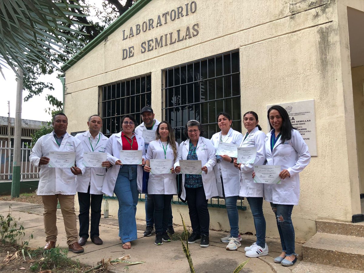SomosAGROSAVIA's tweet photo. 🧵Equipos de investigación de los #CICaribia #CITibaitatá junto a productores de Ascexamag #PlanNacionaldeSemillas participaron en el taller avanzado "implementación de métodos analíticos",ofrecido por el equipo de la red de laboratorios de análisis de semillas del @ICACOLOMBIA👇🏻 https://t.co/xYrVFJ8QpY