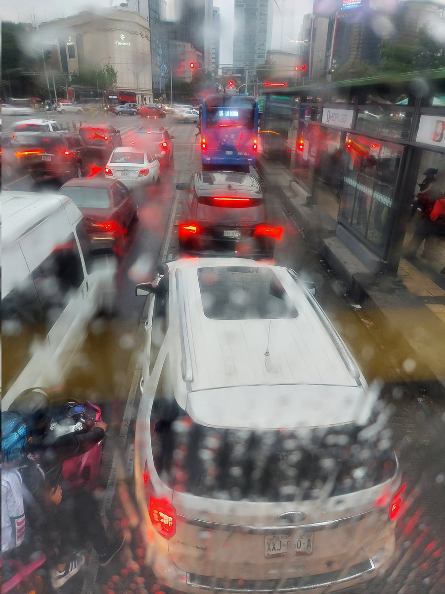 MLourdesU's tweet photo. Autos que se creen transporte público y obstaculizan el carril del metrobus... #cdmx #reforma #tráfico #conductores #irresponsables #placastlaxcala https://t.co/coK5Ti5WME