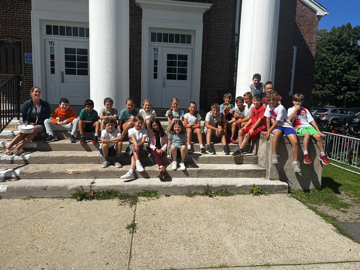 The ☀️was shining bright but we managed our first class pic! We have a few friends missing and we can’t WAIT for our complete class family picture next week❤️❤️