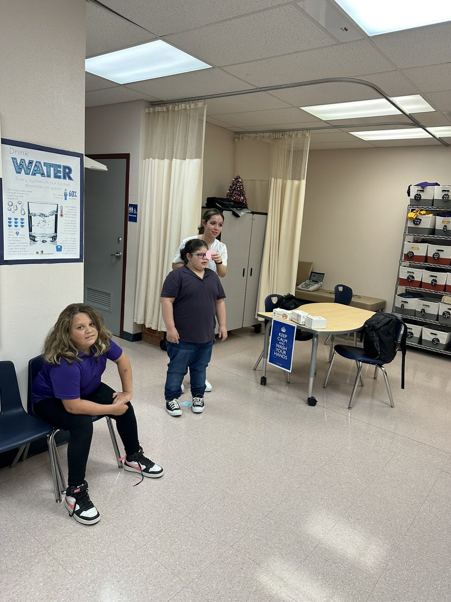 raulcalderarica's tweet photo. Thank you @Socorro_HS1 Students for supporting our @ESerna_PK8 Fine Arts Students as our Nurse Lara performs her diagnostics. #TeamSISD we are #StrongerTogether https://t.co/ZCNC3Y3pWQ