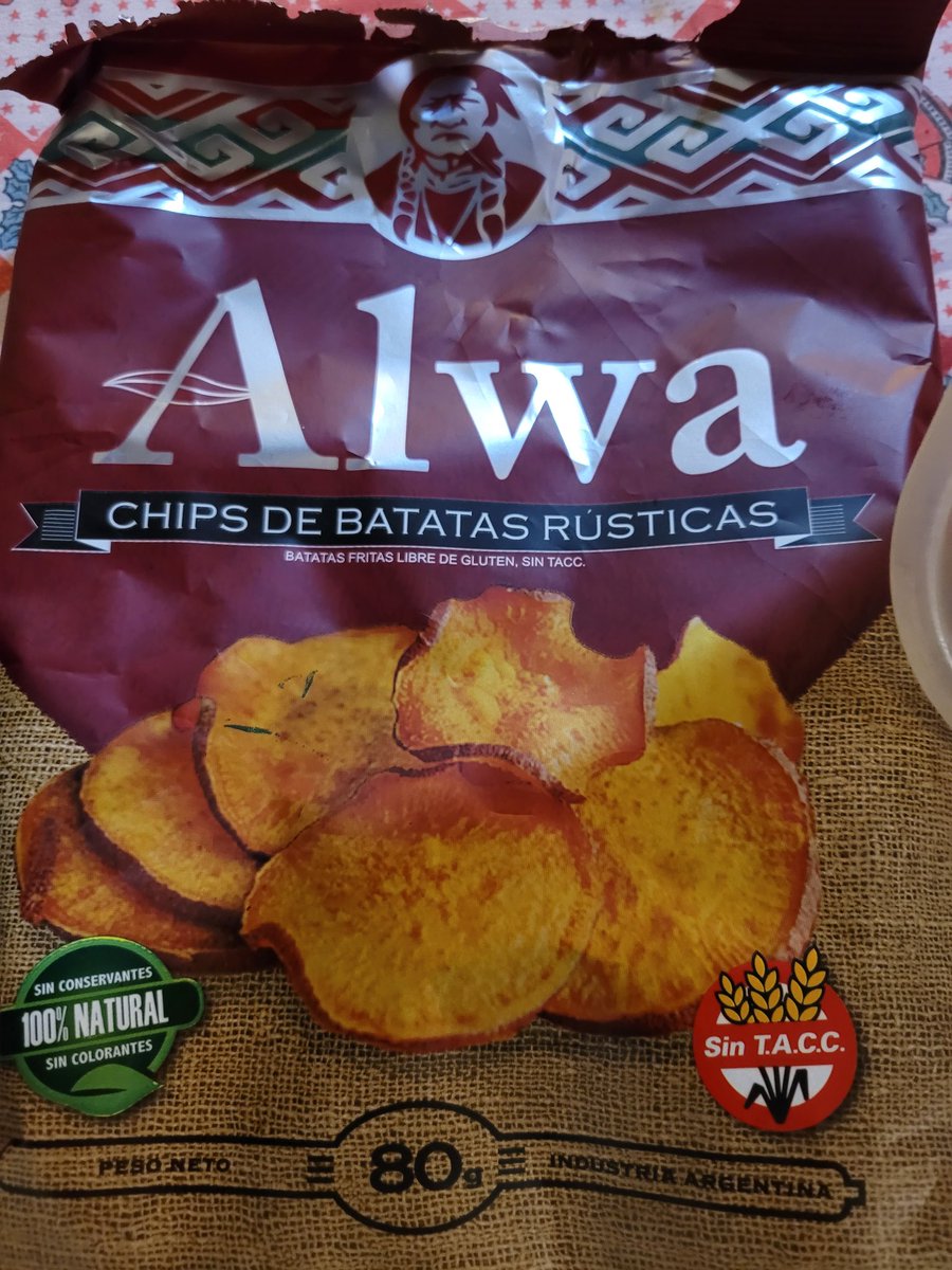 Vivialedread's tweet photo. @Alwa #alwachips 
El empaque muestra algo que no es :/ me siento estafada con esta publicidad engañosa, deberían  retribuir su falta , con las verdadera batatas :( https://t.co/Thl7poDnhI