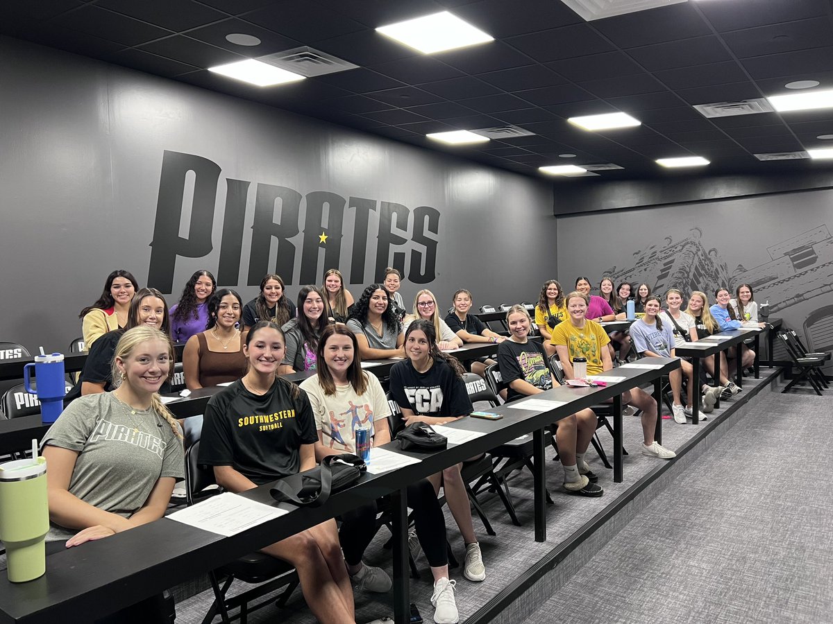 First team meeting of the year ✅
New Team Meeting Room 👀
The squad back together 🖤💛
#GoPirates 🏴‍☠️