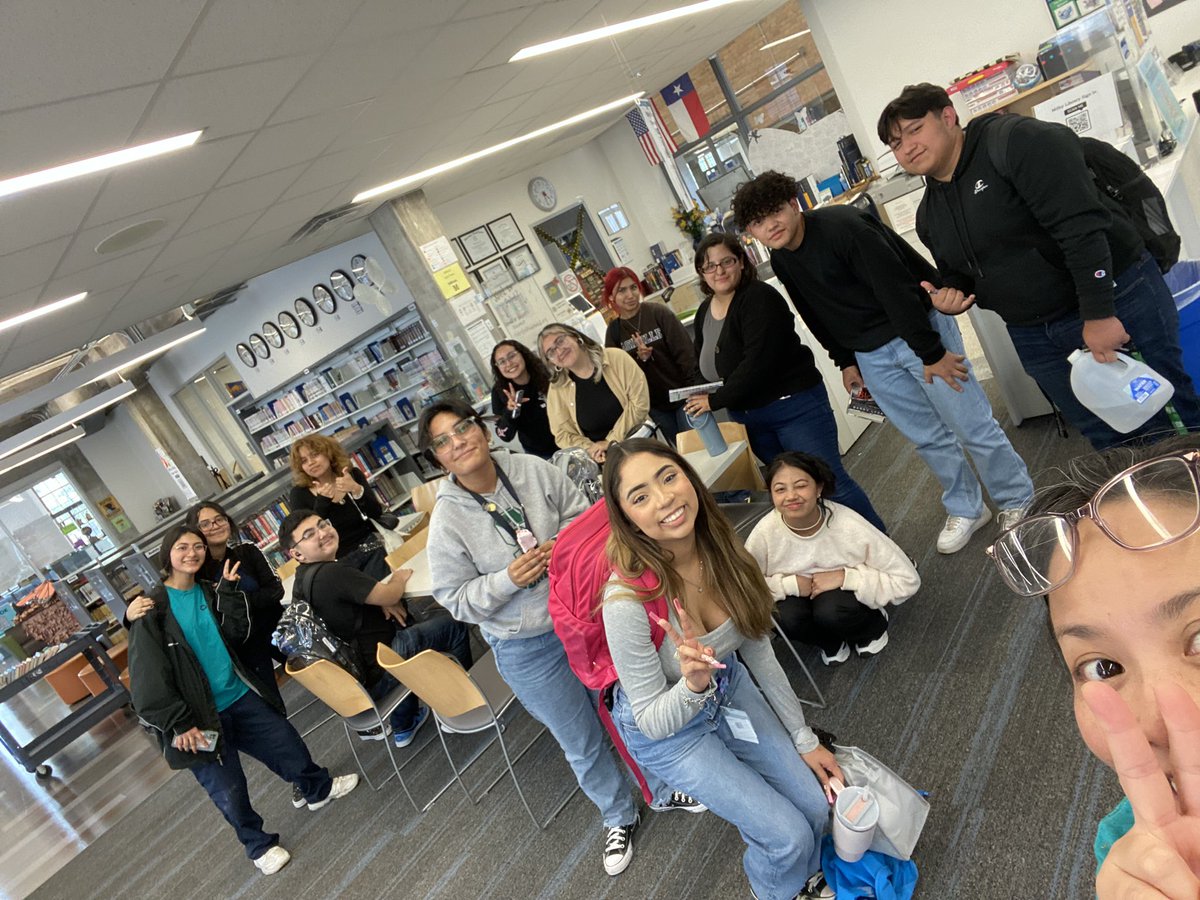 Milby HS Library ♥️📚📖 📝🌱🌎🌳✌️🦋♻️🐱🐶 tweet media
