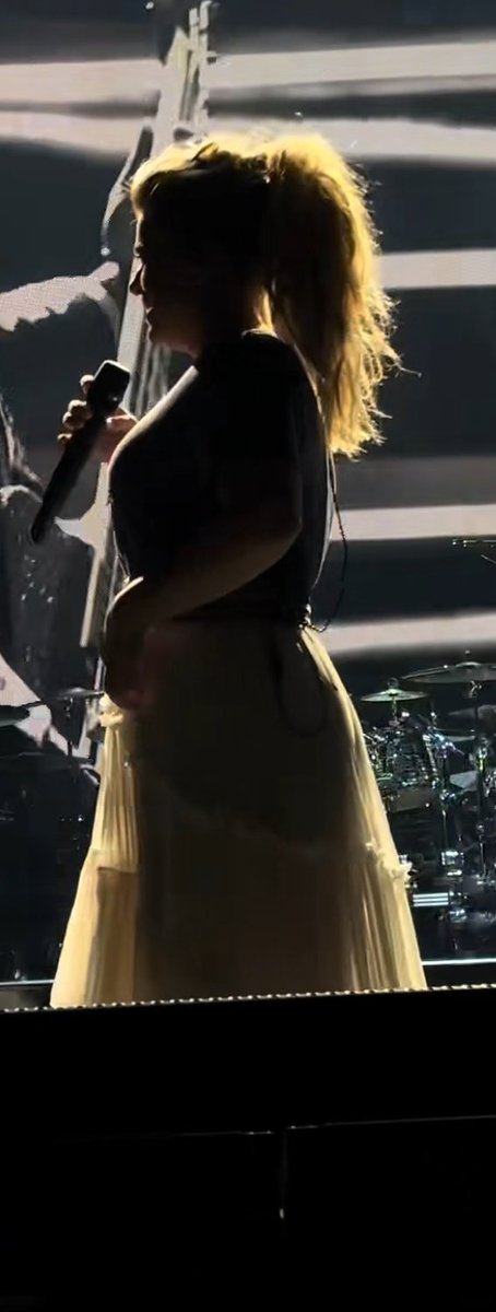 kellysspanx's tweet photo. Thread of @kellyclarkson and one of her best features #Bob https://t.co/JFsEui3z3P