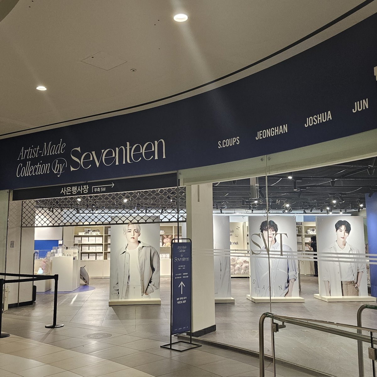 oooooh it's a big pop up store ?!?:? im flying to korea rn brb 🥲

cr 80spuoc_S