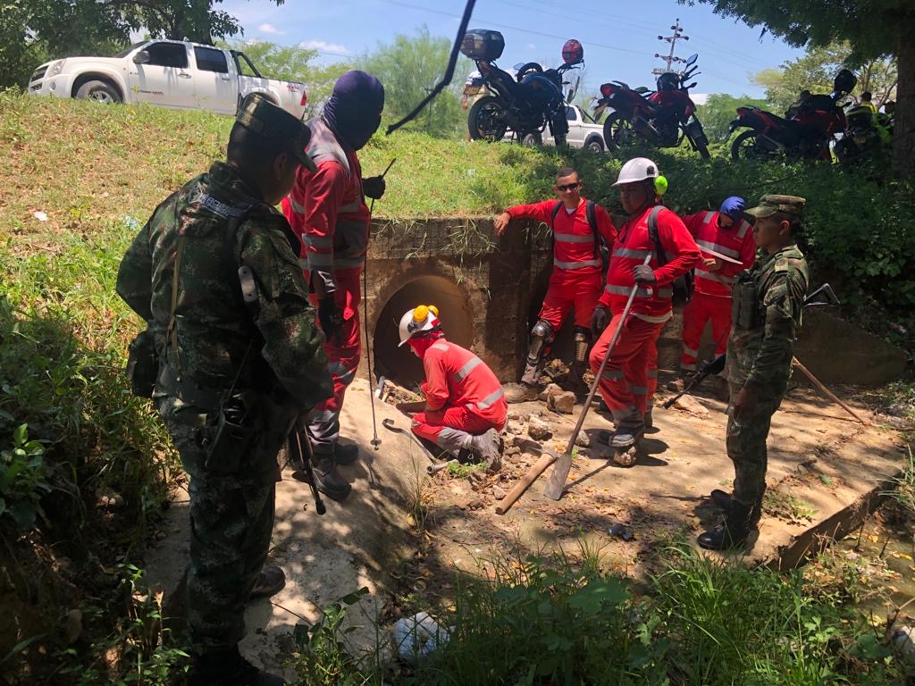 petrogustavo's tweet photo. En desarrollo de los decretos de emergencia de la Guajira se prioriza el agua del embalse del Rancherías en consumo humano

Aquí funcionarios del ministerio de vivienda buscan y encuentran tuberias clandestinas que llevan agua potable a regadíos de agricultura para cerrarlas. https://t.co/h8KNzKYSQi