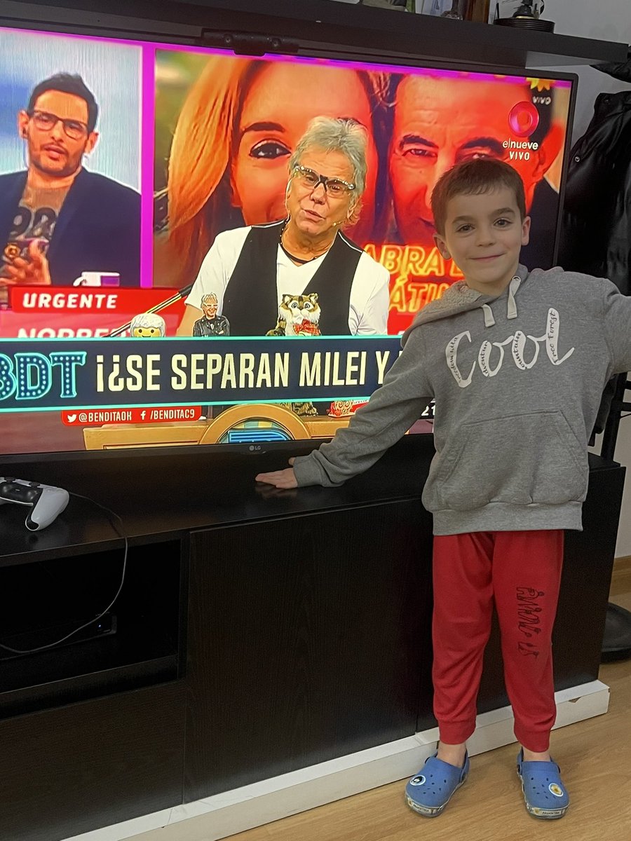 Witzina's tweet photo. Aca Milo mirando @BenditaOk como todas las noches! https://t.co/kBLTirQPQw